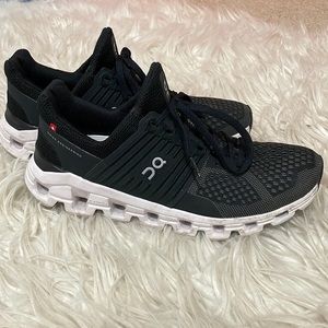 These OnClouds have only been worn a couple of times. Great condition.